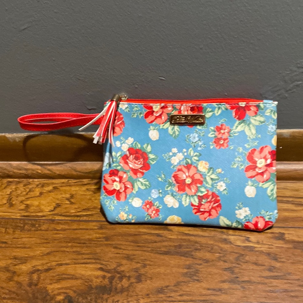 BRAND NEW WOMANS COSMETIC BAG! NWT. SMOKE FREE HOME!